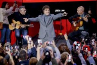 David Bisbal inaugura por sorpresa el ‘Tren de la Navidad’ de Metro de Madrid
