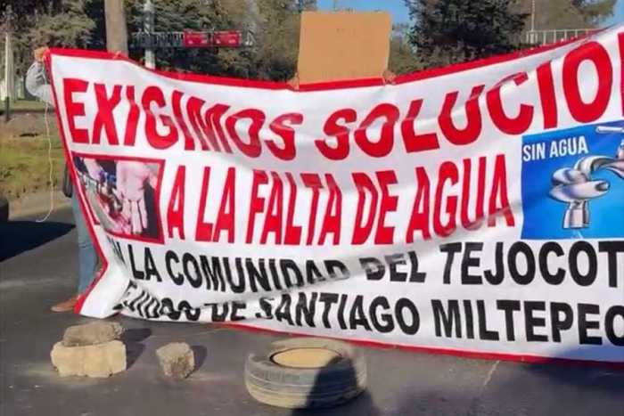 Vecinos cierran Toluca–Palmillas hartos de 15 días sin agua