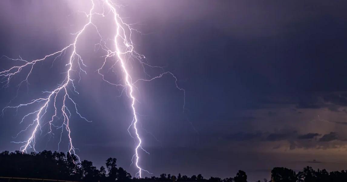 DMC actualiza aviso por tormentas eléctrica y granizos para 10 regiones del país: Incluye casi todo Santiago