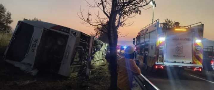 Vuelca autobús turístico en la carretera Morelia-Pátzcuaro; hay siete fallecidos y 20 lesionados