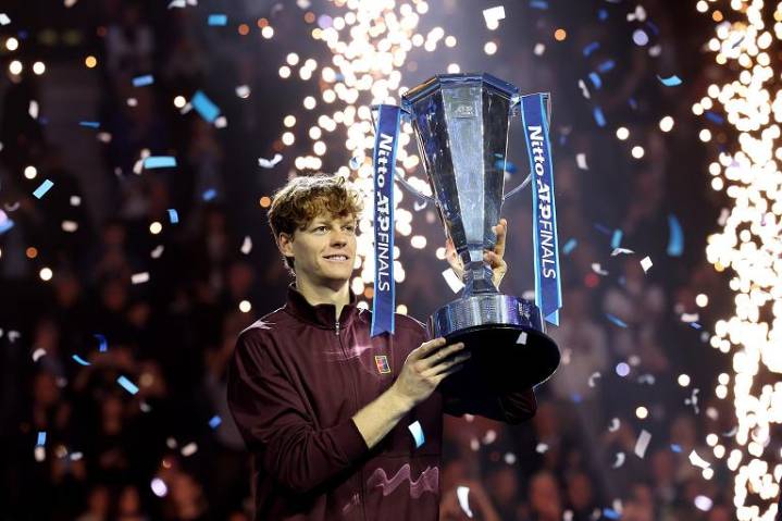Finale da urlo a Torino: Sinner batte Alcaraz e si conferma maestro del tennis indoor