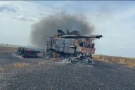 La desolación de un productor tras incendiarse su cosechadora en El Potrero
