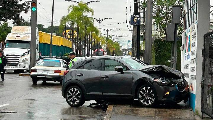 Encargada de parquímetros en Córdoba choca en Avenida 11