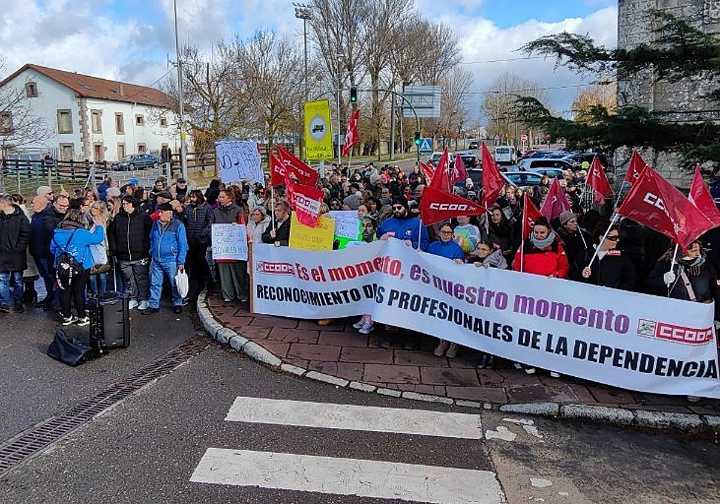 Más de 200 personas reclaman mejoras laborales en la Residencia San Francisco de Reinosa