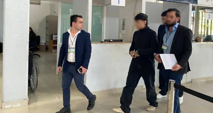 Junior H se presenta a declarar ante la Fiscalía de Jalisco por presunta apología del delito en las Fiestas de Octubre