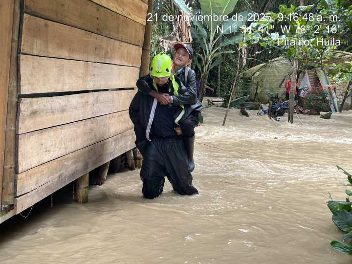 Bomberos de Pitalito rescataron a un adulto mayor tras inundaciones en zona rural