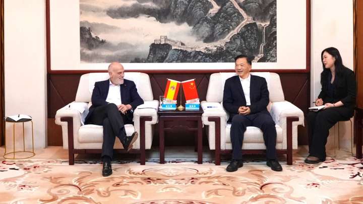 Tebas se reúne con los jefes del partido comunista chino para seguir dando la Liga gratis