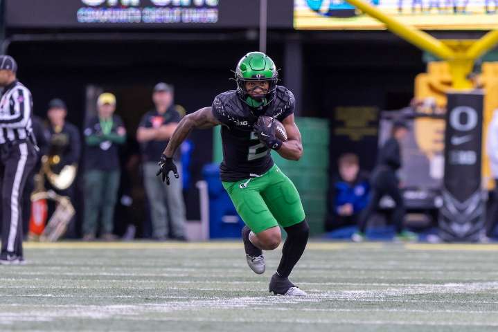 Oregon receiver Gary Bryant Jr. suffers apparent right leg injury against Iowa