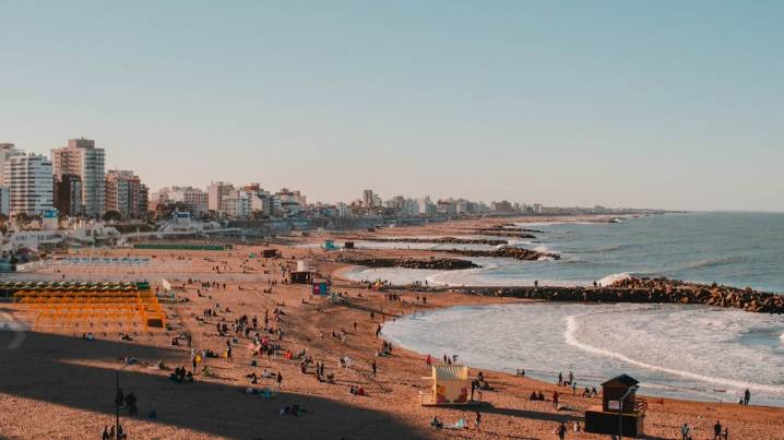 Cómo va a estar el tiempo en Mar del Plata, Pinamar y Villa Gesell este fin de semana largo