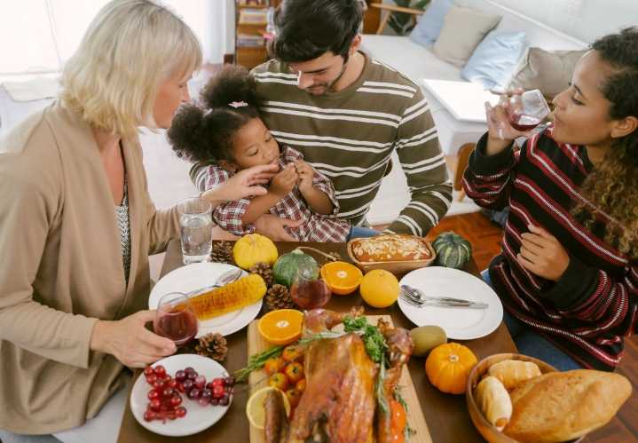 Organización comunitaria regala alimentos para mesas festivas