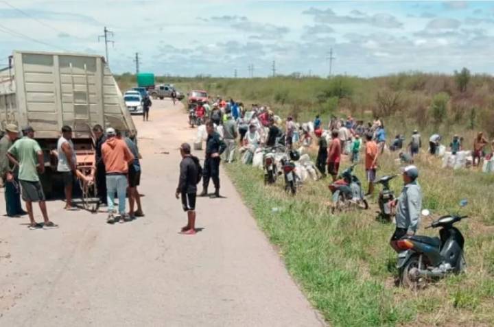 Un camión cargado con maíz volcó en Ruta 21 y vecinos se llevaron parte de la carga