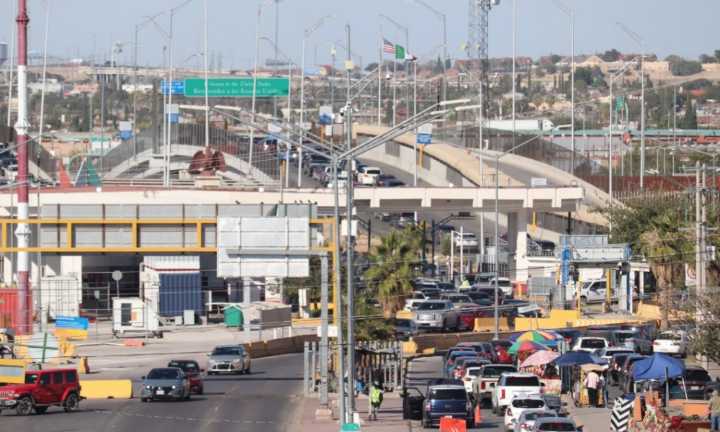 Transportistas y campesinos bloquean parcialmente la Aduana del Puente Libre