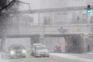 Tormenta invernal paraliza el Medio Oeste: más de 1,400 vuelos cancelados y choque de 45 vehículos en Indiana