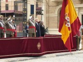 El Rey preside la rejura de bandera de sus compañeros de la XLV promoción de la AGM