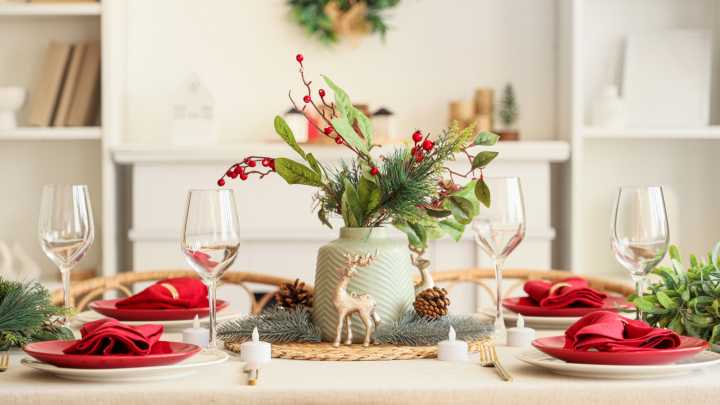 14 Holiday Centerpiece DIYs To Make Your Dining Table More Elegant On A Budget