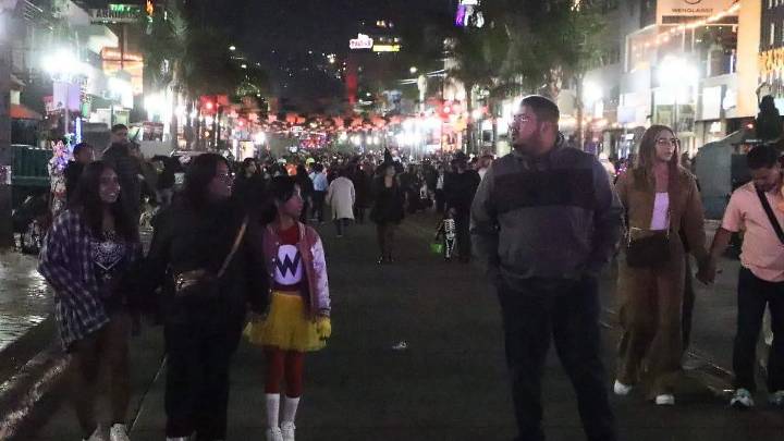 Miles festejan Halloween en la avenida Revolución