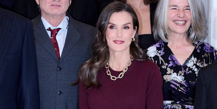 La reina Letizia estrena un collar de Parfois que combina con falda de lentejuelas y jersey de punto