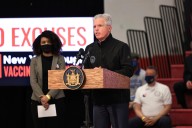 Jurado federal en NY: Condado de Suffolk debe pagar $112 millones a 674 migrantes detenidos para entrega a ICE