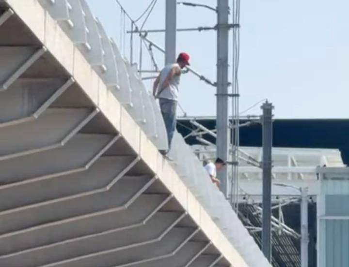Persuaden Policías Viales a un hombre que amenazaba con saltar en estación Plaza Patria