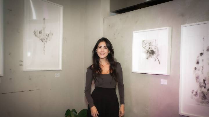 La actriz caleña Isabela Córdoba debutó en Londres con una exposición que fusiona pintura, performance y emoción