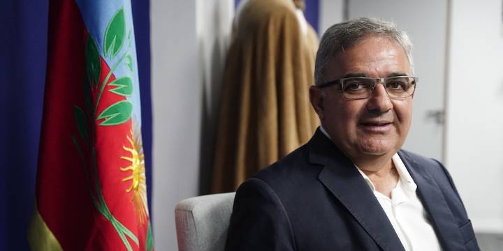 El gobernador Jalil tiene un pie afuera del bloque de Fuerza Patria y complica al peronismo en Diputados