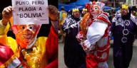 Bailarines bolivianos protestan frente a embajada de Perú: aseguran que personaje de carnaval fue “apropiado” por Puno