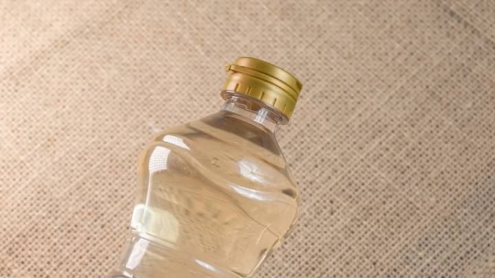Mezclar vinagre y agua oxigenada: para qué sirve, beneficios y por qué lo recomiendan