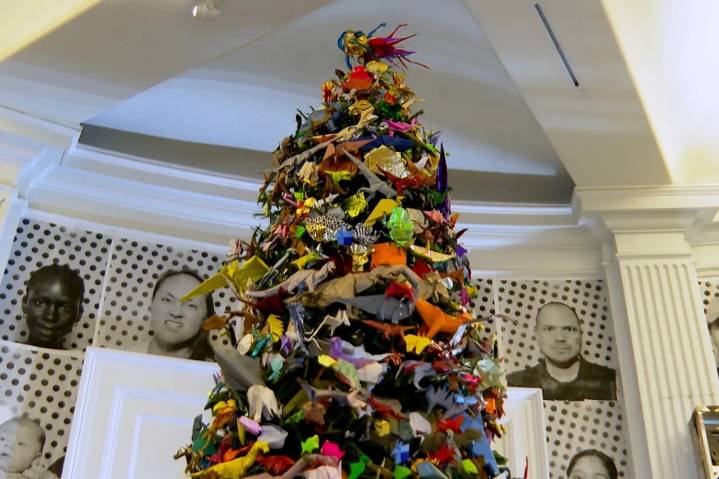 Árbol navideño con miles de figuras de origami se inaugura en museo en NY