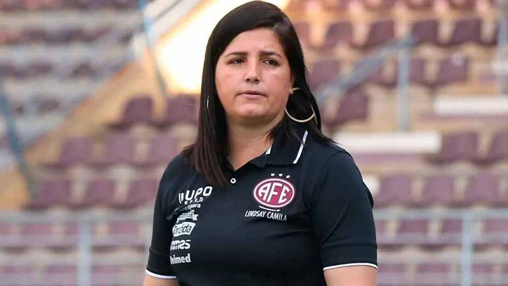 Entrenadora brasileña lidera equipo femenino tico de fútbol