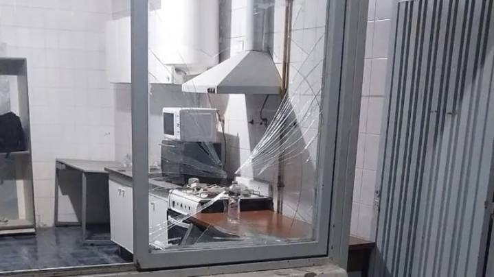 Quiso robar con un cuchillo, quebró a un policía y rompió un vidrio de un cabezazo