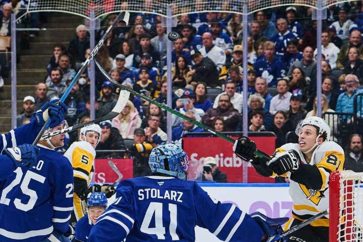 Maple Leafs erase three-goal deficit in the third period to stun Penguins 4