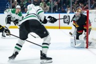 Robertson extends scoring streak, Dallas Stars double up Vancouver Canucks 4