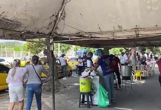 Así transcurre la jornada en el sector de Los Almendros, con música y todo