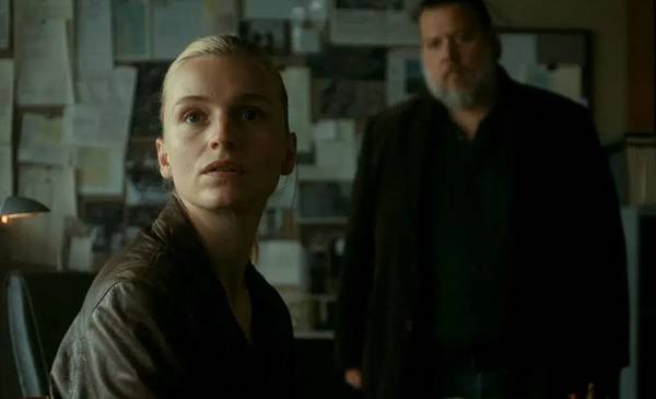 De qué trata La agente encubierta, el thriller de Netflix que es furor