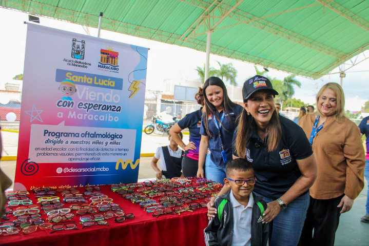 El Programa Santa Lucía ilumina el Colegio María Moñitos al beneficiar a 75 niños y niñas de Maracaibo