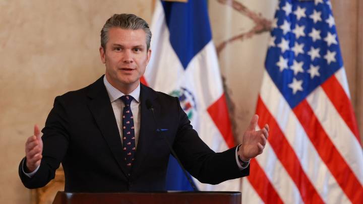 Secretario de Guerra Hegseth defiende ataques a narcolanchas tras informe de prensa sobre orden que habría dado en medio del despliegue en el Caribe