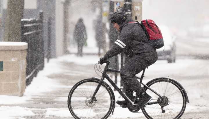 More than three inches of snow falls at O'Hare as hundreds of flights canceled during winter storm