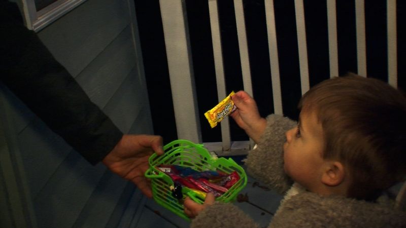 Peligros a evitar cuando salgas a pedir dulces con los niños en Halloween, EE.UU., o Día de Muertos, México