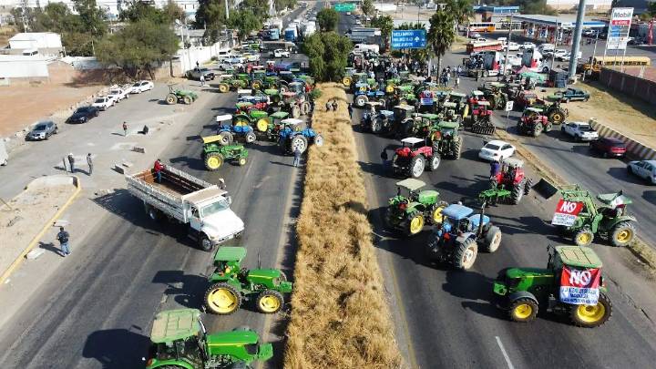 Productores bloquean la 45 Norte exigiendo el retiro de la Ley de Aguas Nacionales: autoridades habilitan vías alternas