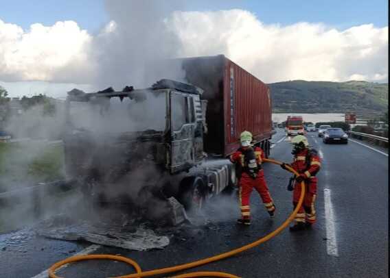 Un camión se incendia en la A-8 a la altura de Bárcena de Cicero