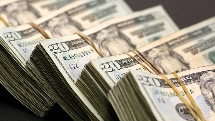 Afloja la presión sobre el dólar oficial y el mayorista se aleja del techo de la banda