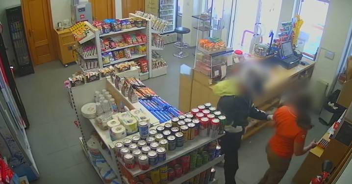 «Si no me das todo el dinero, te voy a matar»: las cámaras cazan al ladrón de una gasolinera de Valencia