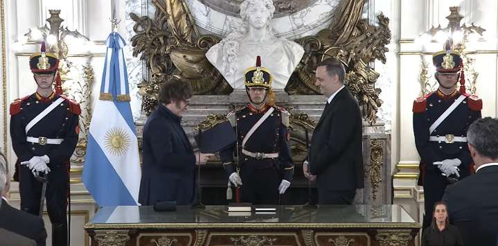 Javier Milei le tomó juramente a Manuel Adorni como jefe de Gabinete