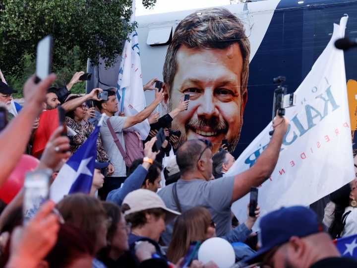 Noticias falsas y encuestas "bajo la mesa": la campaña para las elecciones en Chile se disputa en las redes sociales