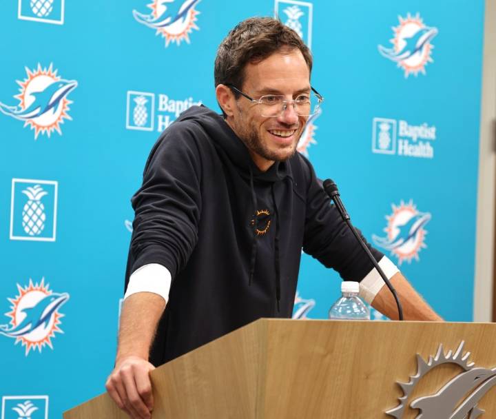 How Dolphins' season ends; Was McDaniel outside Elbo Room?