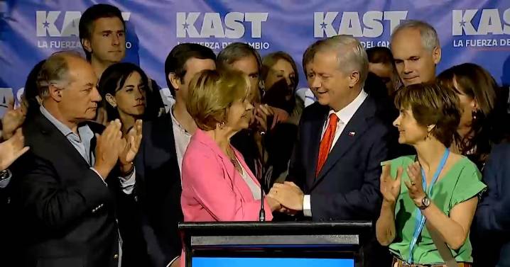 Matthei habla en el comando de Kast y llama a apoyarlo para “que no continúe este gobierno en el poder”