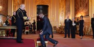David Beckham fue distinguido como caballero en Inglaterra: el video de la ceremonia con el rey Carlos III