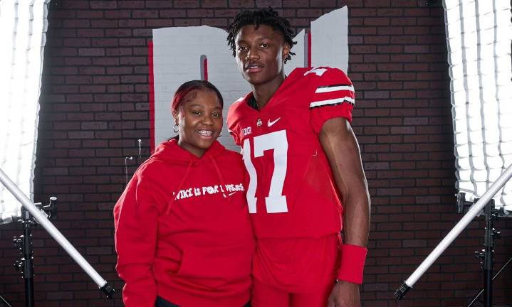 Ohio State WR Finds New Motivation 2 Years After Mom’s Tragic M*rder as Teammate Helps Move On Two years after a personal tragedy, Ohio State's WR has found strength on the field, with teammates helpi