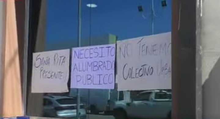 Vecinos de Villa Güemes, Santa Rita y Belgrano se manifiestan por servicios básicos frente a la Municipalidad