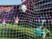 Cetré en modo Ronaldinho: dejó en ridículo a Barinaga con "la elástica" y le picó la pelota a Marchesín en el penal